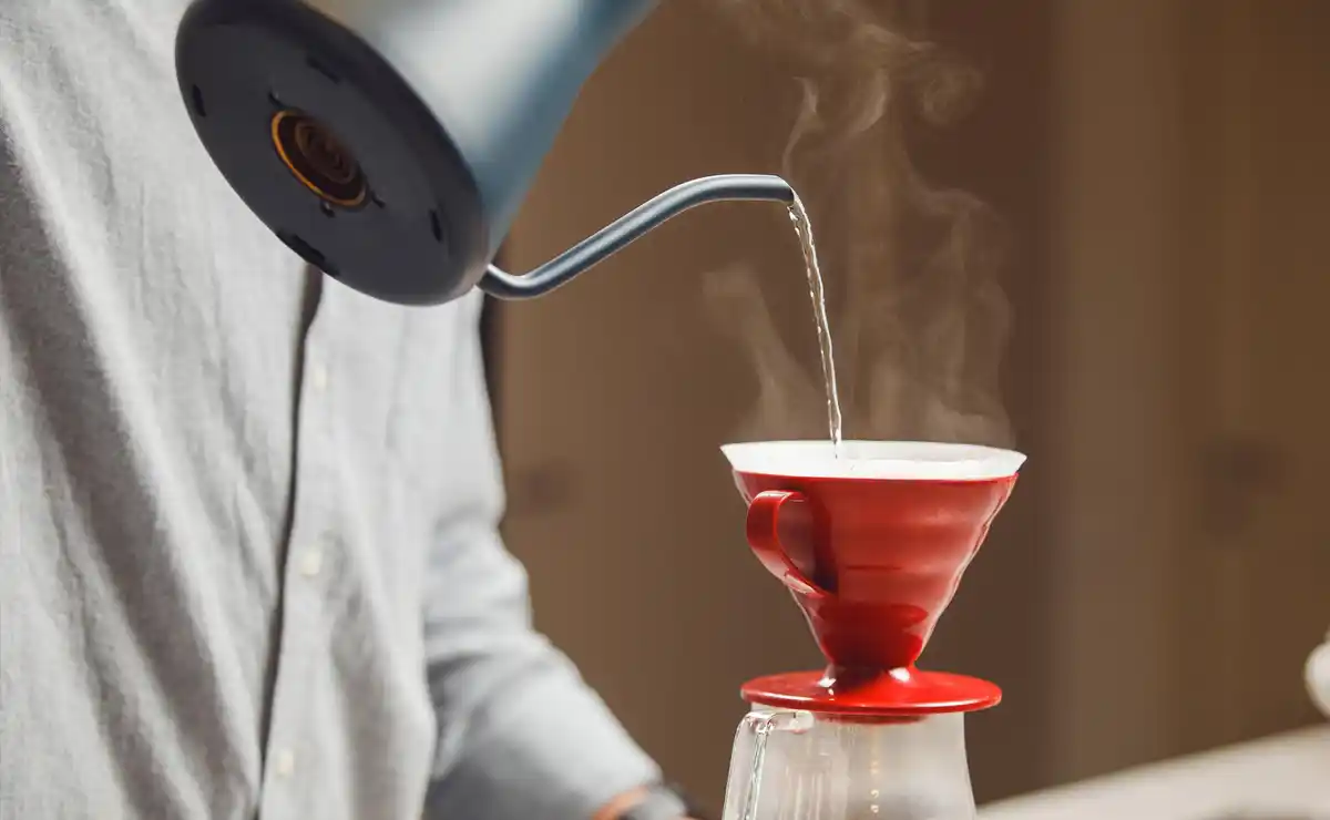روش دمآوری قهوه به صورت پور اور با فیلتر فلزی(Pour-Over)
